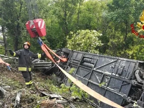 v-italiyi-perekinuvsya-avtobus-z-turistami