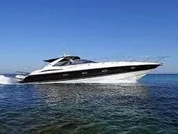 bilya-beregiv-kann-zishtovkhnulisya-dvi-yakhti-ye-zagibliy