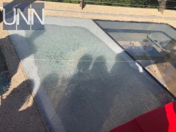 sklo-na-novomu-pishokhidnomu-mostu-u-kiyevi-vidnovili