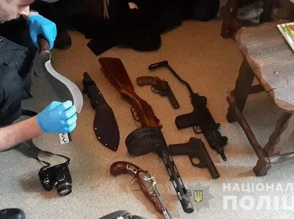 u-kvartiri-z-yakoyi-vipala-ditina-znayshli-arsenal-zbroyi