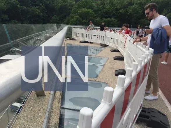 na-mostu-klichka-sklyani-paneli-ogorodili-parkanom