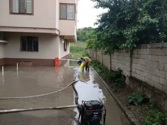 na-tsentralnu-moldovu-obrushilisya-prolivni-doschi