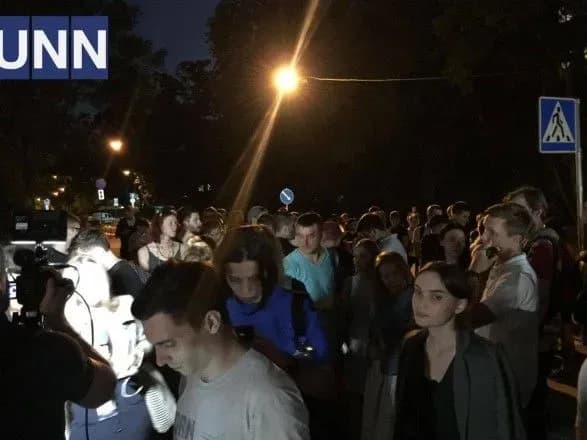 bilya-budivli-mvs-u-kiyevi-zibravsya-miting-cherez-smert-5-richnogo-khlopchika