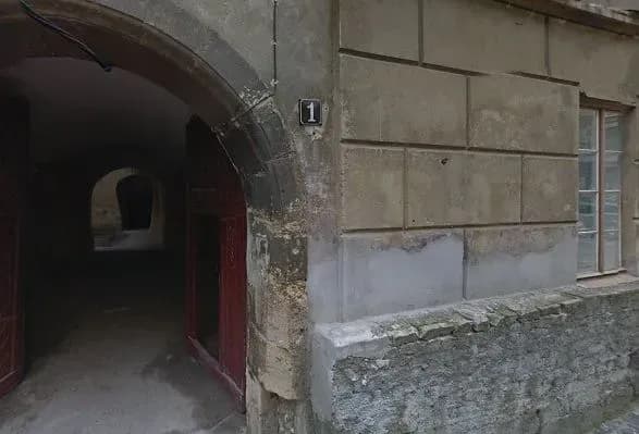 na-nepovnolitnyu-lvivyanku-vpav-fragment-fasadu-budinku