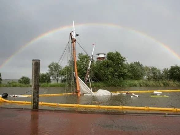 v-nimechchini-zatonulo-istorichne-sudno-pislya-zitknennya-z-konteynerovozom