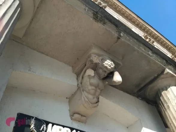 u-tsentri-lvova-ruka-atlanta-malo-ne-vbila-lyudinu