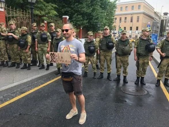 marsh-v-moskvi-siloviki-pustili-v-khid-kiyki-lyudey-polivayut-vodoyu