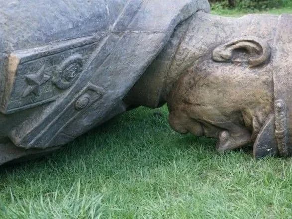 politsiya-provodit-obshuki-v-kharkovi-cherez-znesennya-pamyatnika-zhukovu