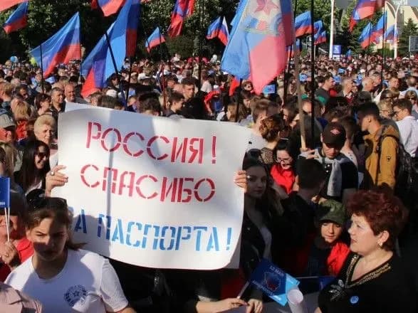 rosiyski-zmi-persha-grupa-meshkantsiv-donbasu-otrimala-rosiyski-pasporti