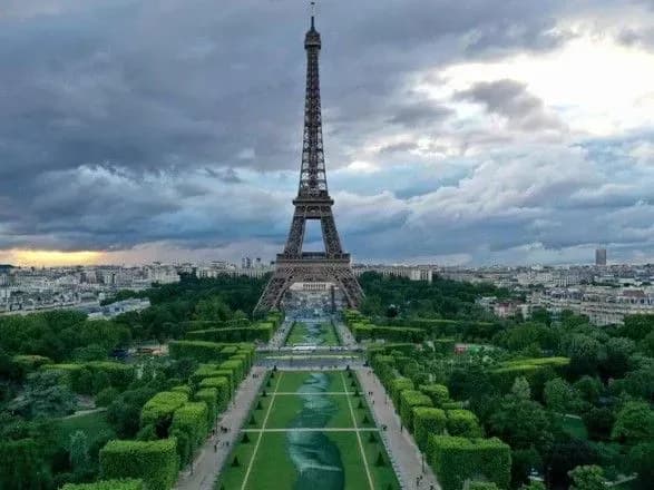 pered-eyfelevoyu-vezheyu-namalyuvali-600-metrovu-kartinu-yaku-prisvyatili-migrantam