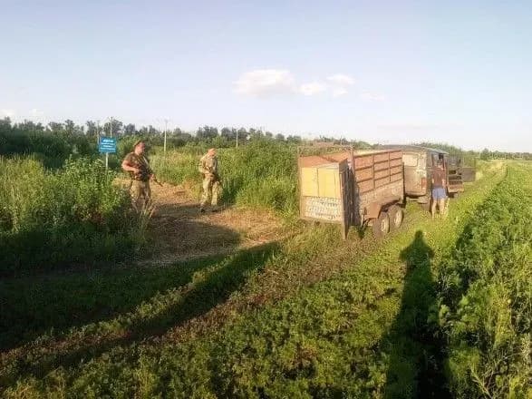 bilya-kordonu-z-rf-zatrimali-avtomobil-z-gorilkoyu-ta-ribalskim-sporyadzhennyam-na-200-tis-grn