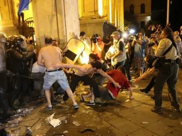 spetsnaz-rozignav-aktsiyu-protestu-v-tbilisi-postrazhdali-14-mitinguvalnikiv-i-38-pravookhorontsiv