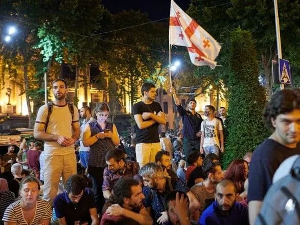 u-tbilisi-lyudi-znovu-viyshli-na-protesti-pid-parlamentom