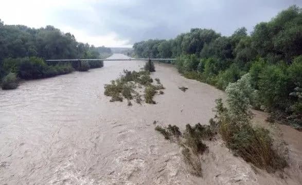 u-karpatakh-mozhlive-skhodzhennya-seliv