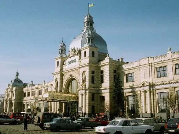 u-lvovi-cherez-anonimne-povidomlennya-pro-minuvannya-zaliznichnogo-vokzalu-evakuyuvali-350-lyudey