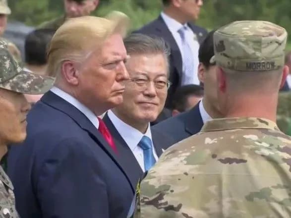 tramp-pribuv-na-kordon-kndr-ta-pivdennoyi-koreyi-de-ochikuye-zustritisya-z-kim-chen-inom