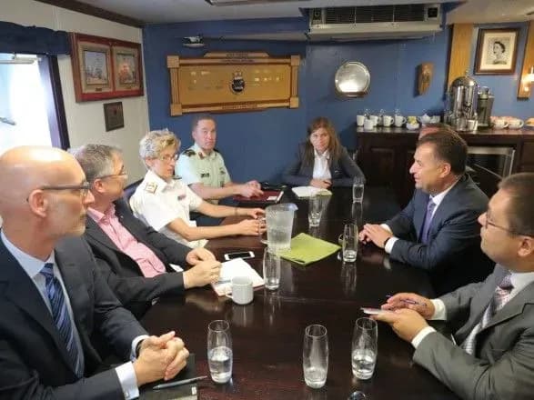 poltorak-obgovoriv-spivpratsyu-ukrayini-i-kanadi-u-viyskovo-tekhnichniy-sferi-na-fregati-toronto