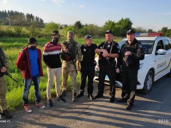 migranti-z-gambiyi-namagalisya-pereyti-kordon-z-rumuniyeyu-na-bukovini