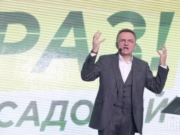 sadoviy-zayaviv-scho-yde-z-posadi-ochilnika-samopomochi