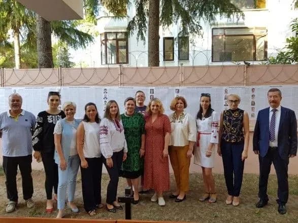 pozachergovi-vibori-ukrayintsi-golosuyut-u-turechchini