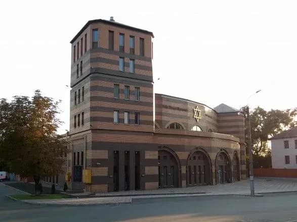 u-krivomu-rozi-zakidali-kaminnyam-sinagogu