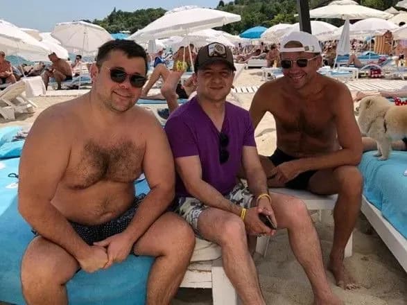 okhorona-i-boyovi-vodolazi-zelenskiy-pozhartuvav-pro-vidpochinok-i-pokazav-foto-z-plyazhu