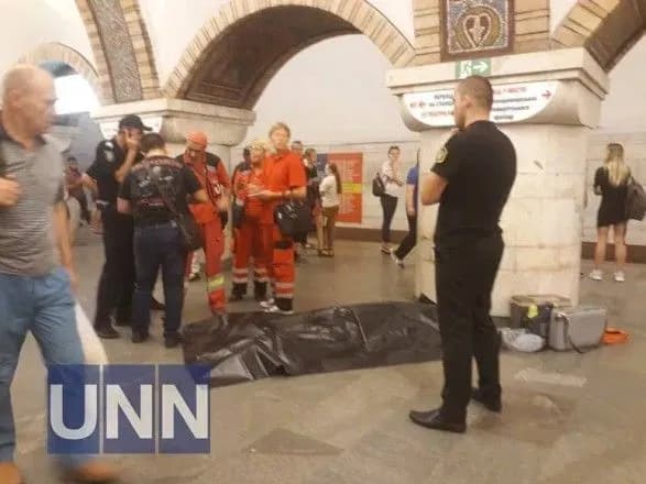 na-stantsiyi-metro-kiyeva-pomerla-lyudina