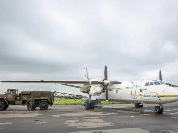 aviatsiya-mvs-dostavila-chleniv-tsvk-do-okrugu-na-donechchini-zabrati-dokumentatsiyu