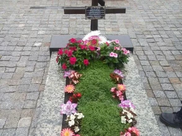 u-sumakh-cholovik-spaplyuzhiv-mogilu-zagiblogo-biytsya-ato