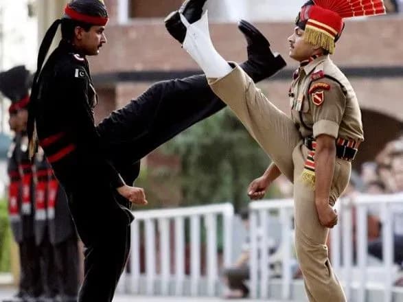 zagostrennya-konfliktu-navkolo-kashmiru-pakistan-vidvoriv-posla-indiyi