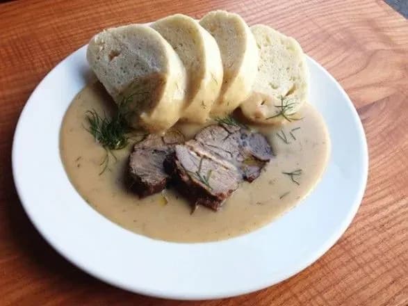 cheskiy-restoran-pochav-shtrafuvati-za-nedoyideni-stravi