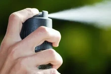 choloviku-u-stolitsi-briznuli-v-ochi-z-gazovogo-balonchika-i-obikrali