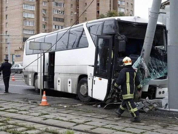 avtobus-z-turistami-potrapiv-u-dtp-v-moskvi-schonaymenshe-19-postrazhdalikh