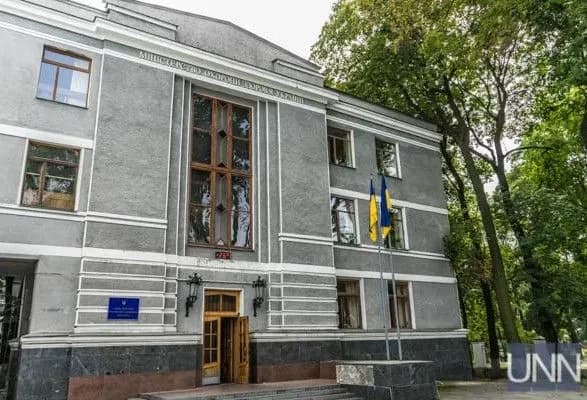 ukrayintsyam-dali-poradi-yak-vberegtisya-vid-gepatitu-v-chi-s-pid-chas-manikyuru