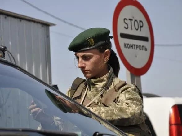 na-kpvv-u-zoni-oos-u-chergakh-zastryagli-200-avtomobiliv