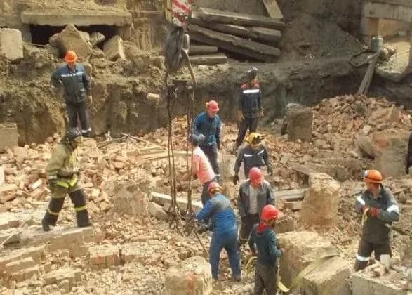 u-novosibirsku-obvalilasya-stina-budivli-dvoye-zagiblikh