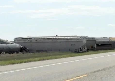 u-kanadi-ziyshov-z-reyok-potyag-z-khimikatami-ogolosheno-evakuatsiyu