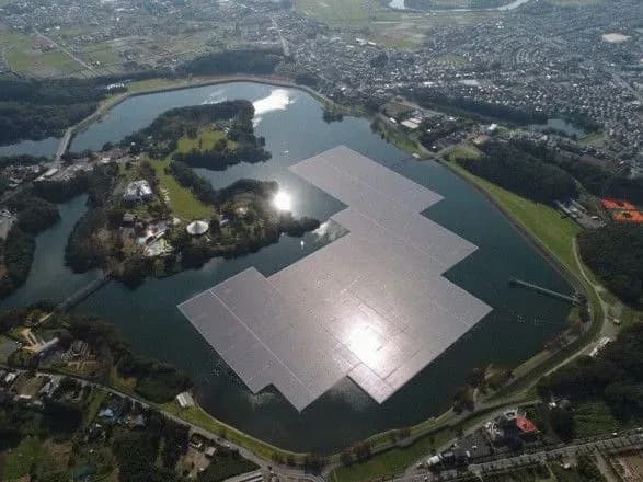 tayfun-poshkodiv-naybilshu-v-yaponiyi-plavuchu-sonyachnu-elektrostantsiyu