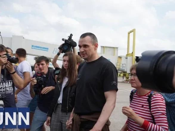 sentsov-napered-vidmovivsya-vid-publichnikh-zakhodiv-ta-intervyu