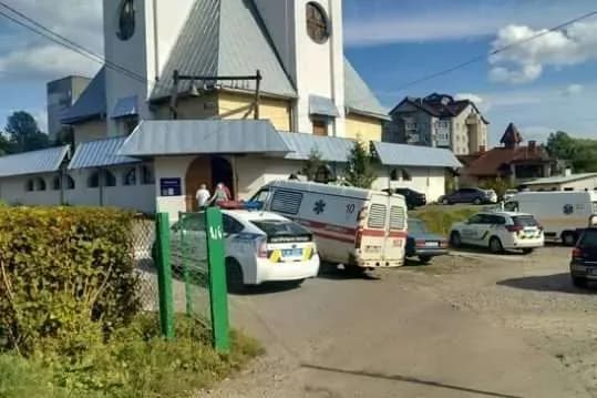 u-lvovi-divchina-namagalasya-porizati-sobi-veni-pryamo-v-tserkvi