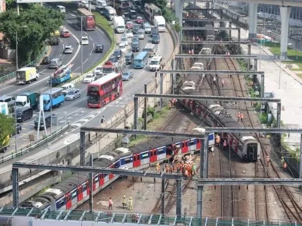 u-gonkonzi-potyag-metro-ziyshov-z-reyok-v-godinu-pik