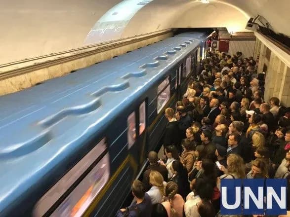 zagroza-vibukhu-na-stolichnomu-mostu-u-metro-velichezni-chergi-i-tisnyava