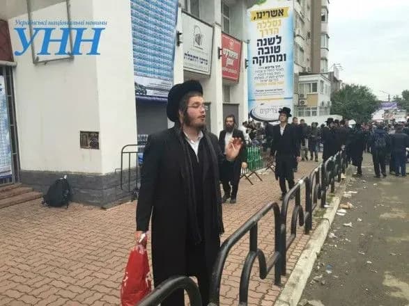 v-ukrayinu-vzhe-pribulo-ponad-200-palomnikiv-khasidiv