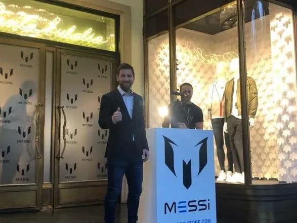 volodar-pyatokh-zolotikh-myachiv-zapustiv-vlasnu-liniyu-odyagu