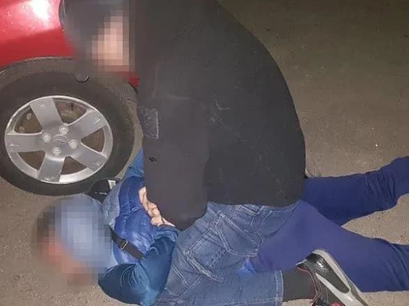 za-khabar-u-60-tis-grn-vidstoronili-i-areshtuvali-stolichnikh-politseyskikh