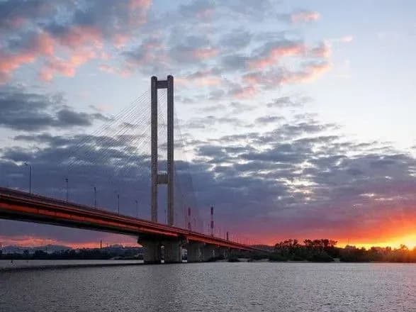 u-kiyevi-obmezhat-rukh-pivdennim-mostom