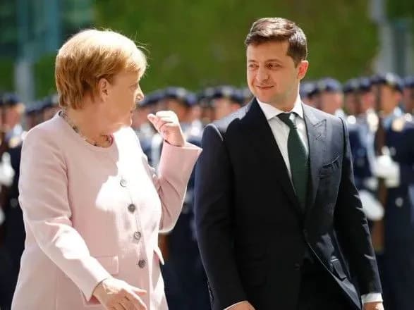 zelenskiy-tsinuye-vnesok-merkel-v-rozvitok-ukrayini-posol
