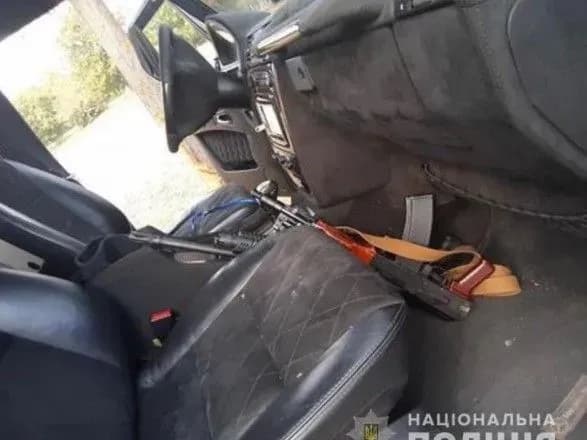 u-krivomu-rozi-ozbroyeniy-zlovmisnik-nayikhav-na-politseyskogo