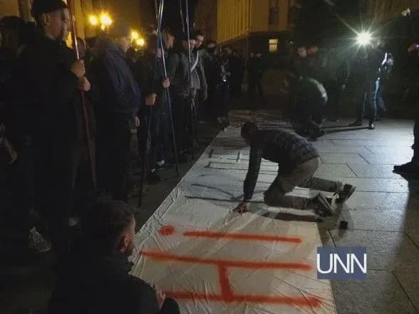 ni-kapitulyatsiyi-ofis-zelenskogo-piketuyut-sotni-aktivistiv