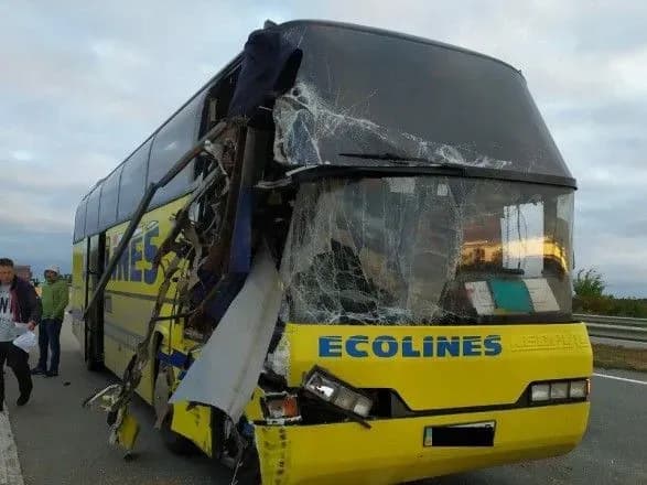 na-trasi-kiyiv-odesa-zitknulisya-pasazhirskiy-avtobus-i-vantazhivka-ye-zagibliy